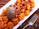 Рецепта Вкусно заешко задушено по средиземноморски с картофи, моркови, домат и червено вино в тенджера